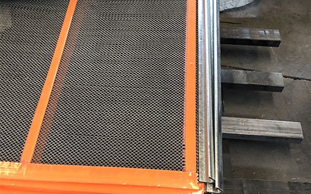 Common causes of screen plugging Screen plugging is one of the common faults in the operation of vibrating screens.